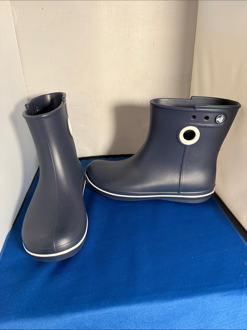 Crocs Women's Navy Short Rain Boots with White Trim size 8 New